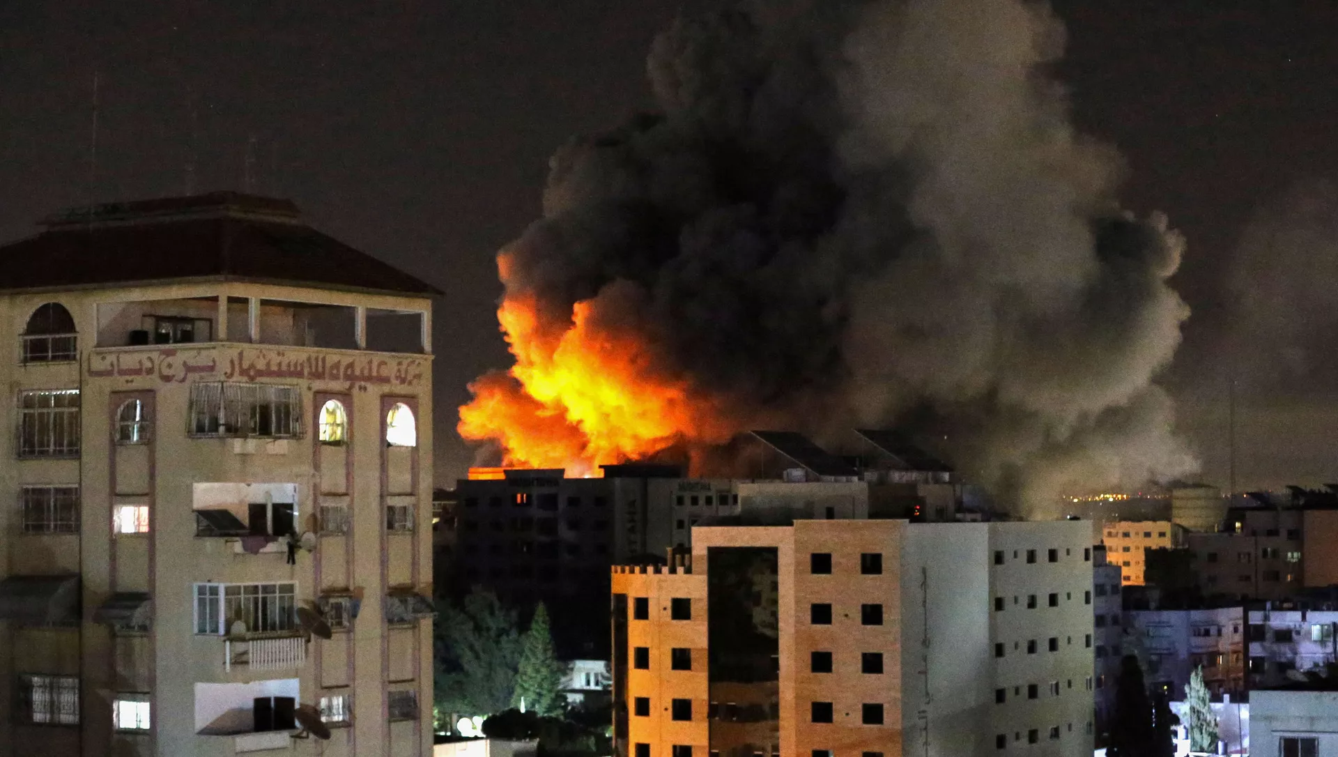 Khói từ cuộc không kích của Israel vào thành phố Gaza.