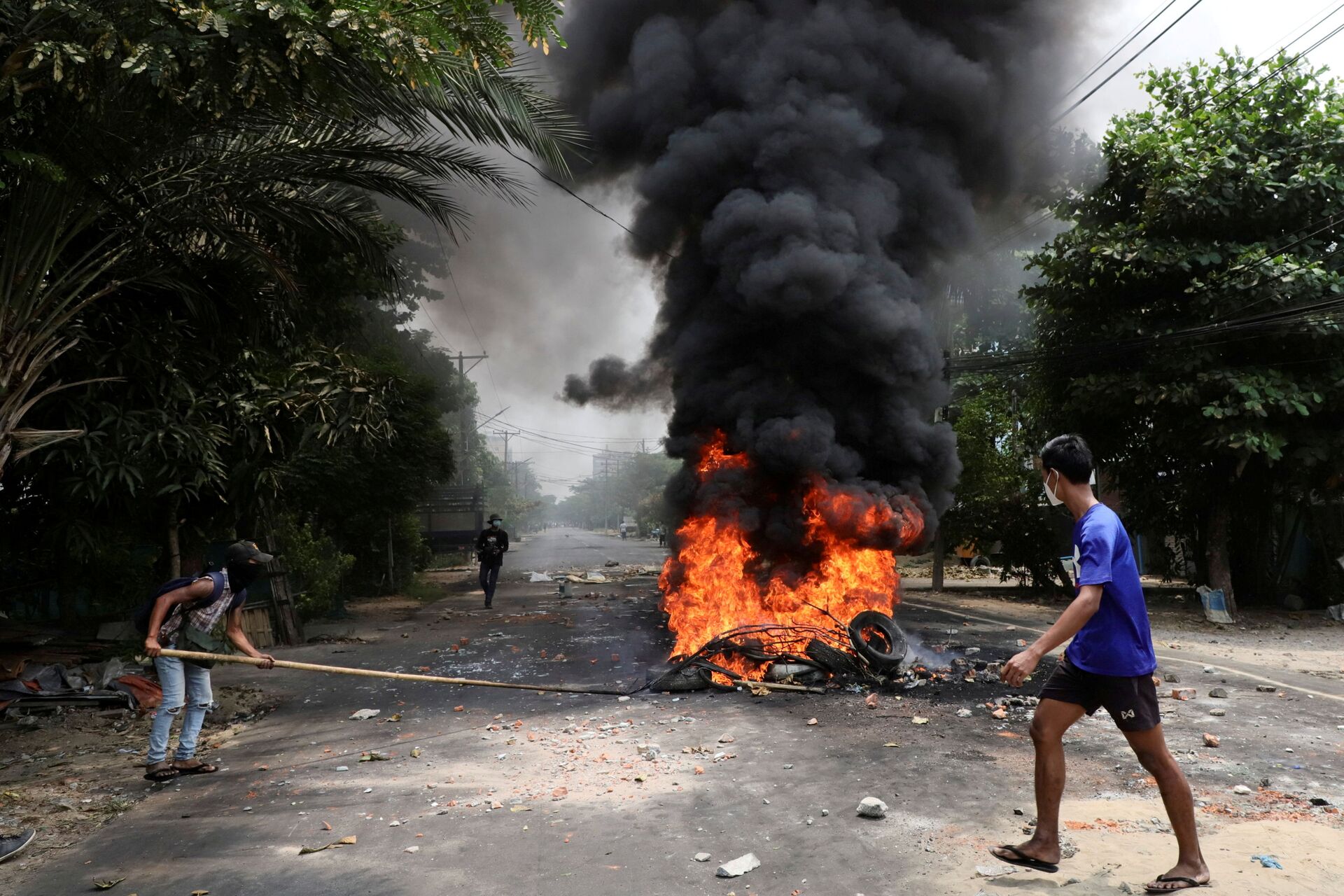 Những người tham gia biểu tình phản đối cuộc đảo chính quân sự ở Myanmar ở Yangon. - Sputnik Việt Nam, 1920, 05.10.2021