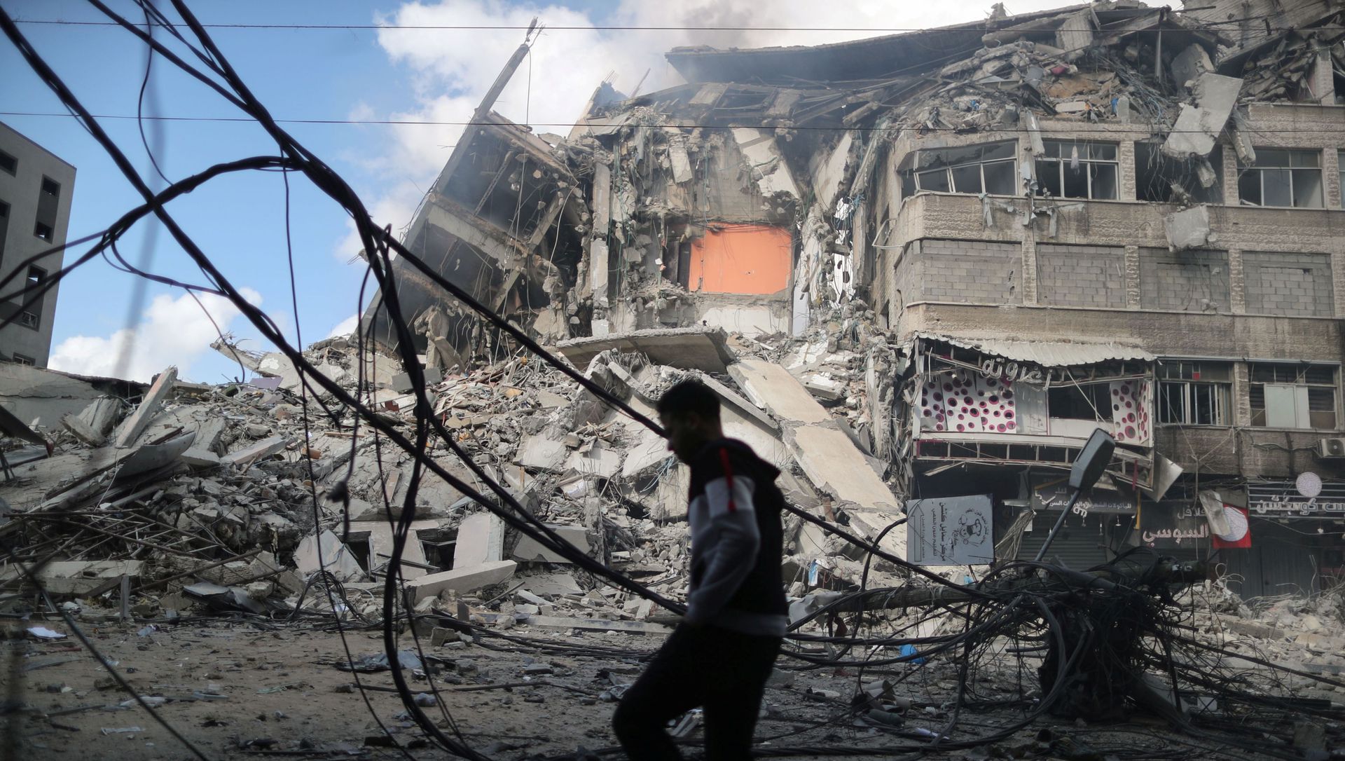 Tòa nhà cao tầng ở Gaza bị phá hủy sau cuộc không kích của Israel Tòa nhà cao tầng ở Gaza bị phá hủy sau cuộc không kích của Israel - Sputnik Việt Nam, 1920, 14.05.2021