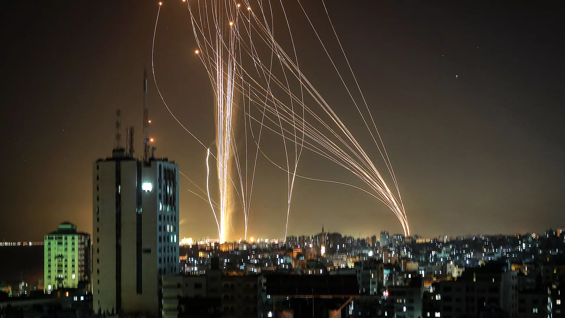 Các quả tên lửa được phóng từ thành phố Gaza do phong trào Hamas của Palestine kiểm soát