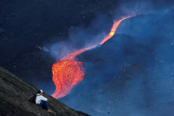 Một người đàn ông quan sát dòng dung nham từ núi lửa Pacaya ở bang Escuintla, Guatemala Một người đàn ông quan sát dòng dung nham từ núi lửa Pacaya ở bang Escuintla, Guatemala - Sputnik Việt Nam