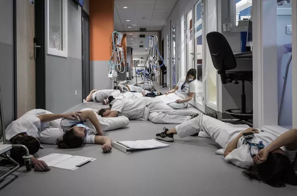 Vào Ngày Quốc tế Điều dưỡng, các y tá nằm nghỉ ngay trên hành lang trong khoa cấp cứu của bệnh viện Mont Legia ở thành phố Liege, Bỉ Vào Ngày Quốc tế Điều dưỡng, các y tá nằm nghỉ ngay trên hành lang trong khoa cấp cứu của bệnh viện Mont Legia ở thành phố Liege, Bỉ - Sputnik Việt Nam