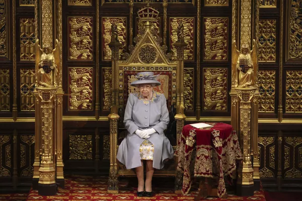 Nữ hoàng Elizabeth II của Vương quốc Anh có bài phát biểu trước Viện Quý tộc tại Điện Westminster ở London Nữ hoàng Elizabeth II của Vương quốc Anh có bài phát biểu trước Viện Quý tộc tại Điện Westminster ở London - Sputnik Việt Nam