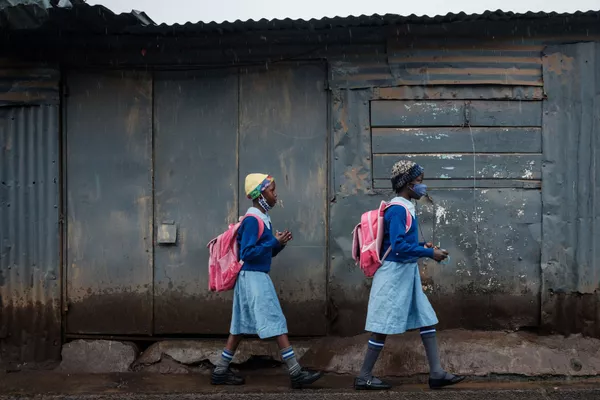 Học sinh đến trường tiểu học Olympic sau 6 tuần gián đoạn do coronavirus ở khu nhà ổ chuột Kibera, Nairobi Học sinh đến trường tiểu học Olympic sau 6 tuần gián đoạn do coronavirus ở khu nhà ổ chuột Kibera, Nairobi - Sputnik Việt Nam