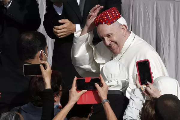 Giáo hoàng Francis mỉm cười trong buổi tiếp kiến chung tại sân San Damaso ở Vatican Giáo hoàng Francis mỉm cười trong buổi tiếp kiến chung tại sân San Damaso ở Vatican - Sputnik Việt Nam