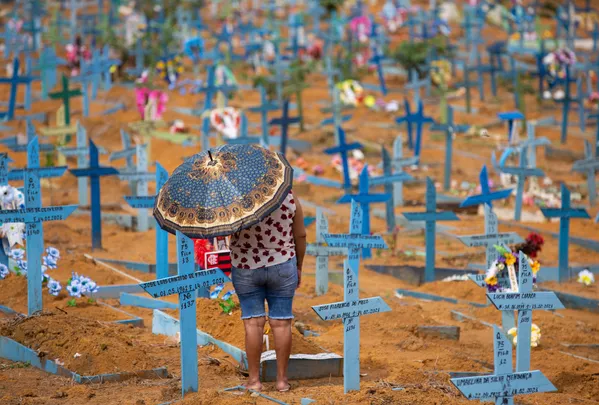 Người phụ nữ tại Nghĩa trang Nossa Senhora Aparecida vào Ngày của Mẹ ở Manaus, bang Amazonas, Brazil Người phụ nữ tại Nghĩa trang Nossa Senhora Aparecida vào Ngày của Mẹ ở Manaus, bang Amazonas, Brazil - Sputnik Việt Nam
