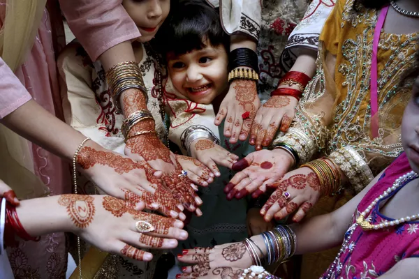Các cô gái với hình vẽ henna trên tay được thực hiện để tôn vinh lễ Eid al-Fitr ở Peshawar Các cô gái với hình vẽ henna trên tay được thực hiện để tôn vinh lễ Eid al-Fitr ở Peshawar - Sputnik Việt Nam