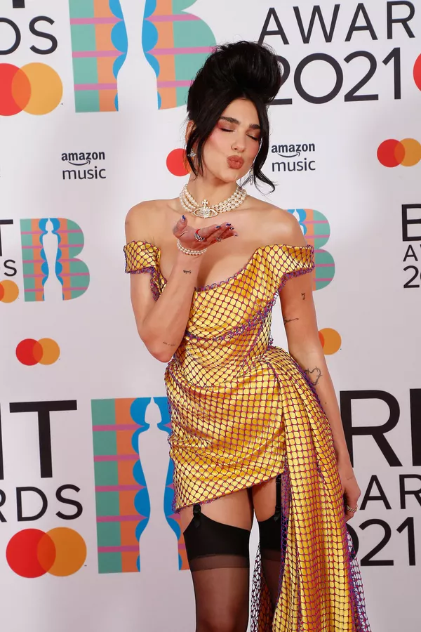 Ca sĩ Dua Lipa tại Lễ trao giải BRIT Awards 2021 ở London Ca sĩ Dua Lipa tại Lễ trao giải BRIT Awards 2021 ở London - Sputnik Việt Nam