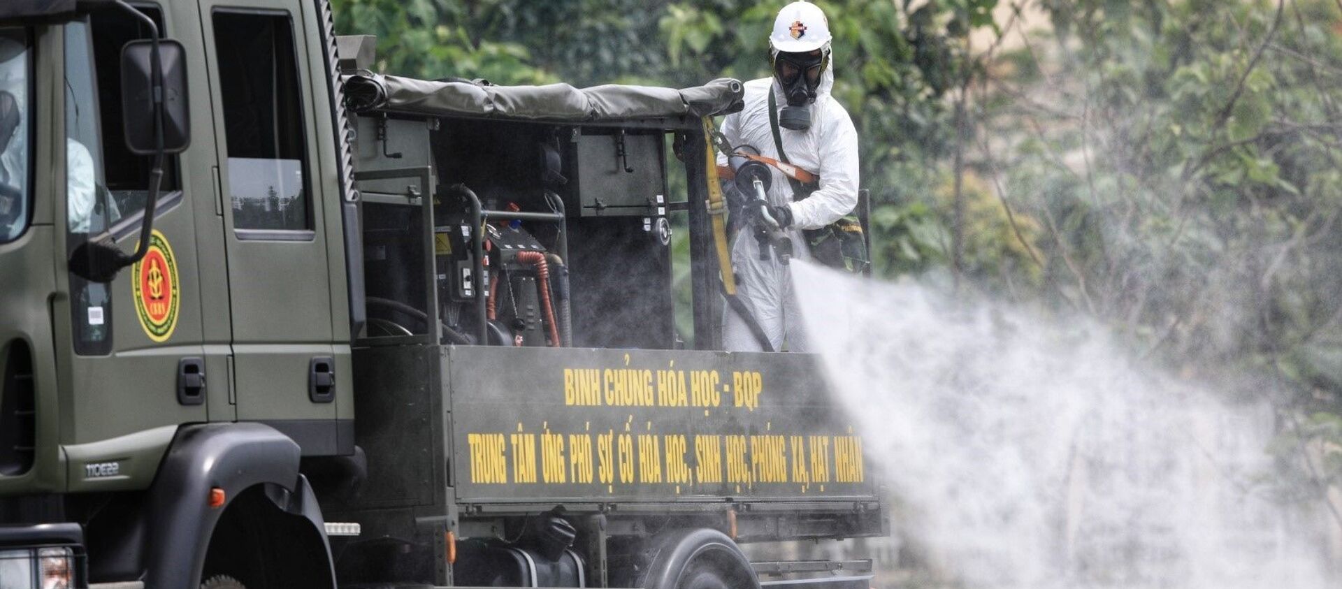 Bộ đội hóa học phun thuốc khử khuẩn toàn bộ khuân viên Bệnh viện Nhiệt đới Trung ương cơ sở 2 - Sputnik Việt Nam, 1920, 20.05.2021