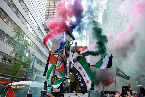 Người biểu tình cầm cờ Palestine và Syria ủng hộ Palestine ở trung tâm Manhattan Người biểu tình cầm cờ Palestine và Syria ủng hộ Palestine ở trung tâm Manhattan - Sputnik Việt Nam