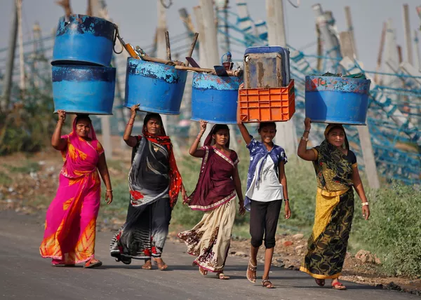 Những người phụ nữ mang đồ cứu trợ sau cơn bão Tauktay ở Jafrabad thuộc bang Gujarat, miền tây Ấn Độ Những người phụ nữ mang đồ cứu trợ sau cơn bão Tauktay ở Jafrabad thuộc bang Gujarat, miền tây Ấn Độ - Sputnik Việt Nam