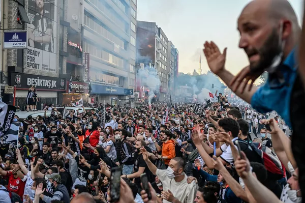 Người hâm mộ 'Besiktas' ăn mừng chiến thắng ở giải VĐQG Thổ Nhĩ Kỳ ở Istanbul Người hâm mộ 'Besiktas' ăn mừng chiến thắng ở giải VĐQG Thổ Nhĩ Kỳ ở Istanbul - Sputnik Việt Nam
