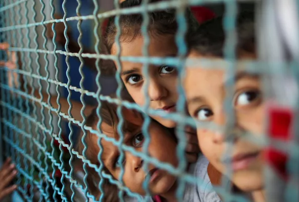 Trẻ em Palestine phải ra khỏi nhà bởi các cuộc không kích và pháo binh của Israel đang nhìn qua lan can cửa sổ của trường học do Liên hợp quốc điều hành, nơi họ trú ẩn ở thành phố Gaza Trẻ em Palestine phải ra khỏi nhà bởi các cuộc không kích và pháo binh của Israel đang nhìn qua lan can cửa sổ của trường học do Liên hợp quốc điều hành, nơi họ trú ẩn ở thành phố Gaza - Sputnik Việt Nam