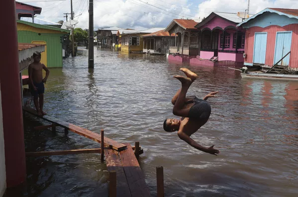 Cậu bé nhảy xuống nước trên đường phố ngập lụt ở Anama, Amazonas, Brazil Cậu bé nhảy xuống nước trên đường phố ngập lụt ở Anama, Amazonas, Brazil - Sputnik Việt Nam