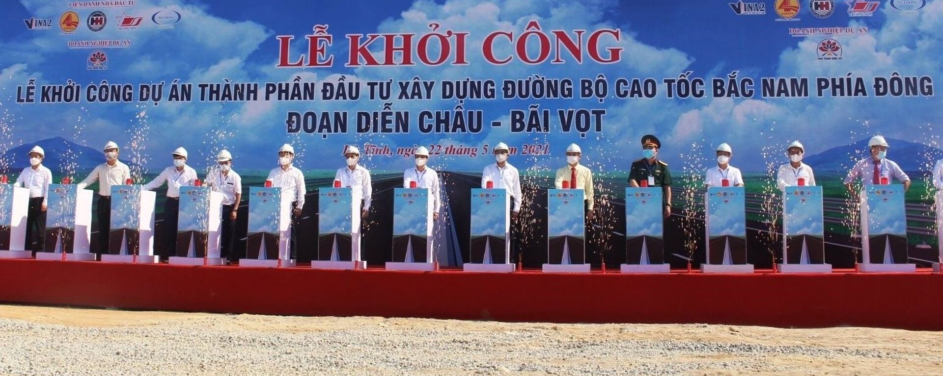 Các đại biểu ấn nút khởi công dự án cao tốc Bắc - Nam đoạn Diễn Châu - Bãi Vọt. - Sputnik Việt Nam, 1920, 22.05.2021