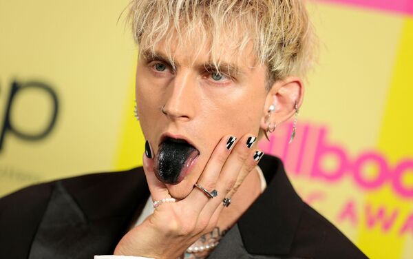 Machine Gun Kelly tạo dáng ở hậu trường Lễ trao giải Billboard Music Awards 2021 ở Los Angeles, California. - Sputnik Việt Nam