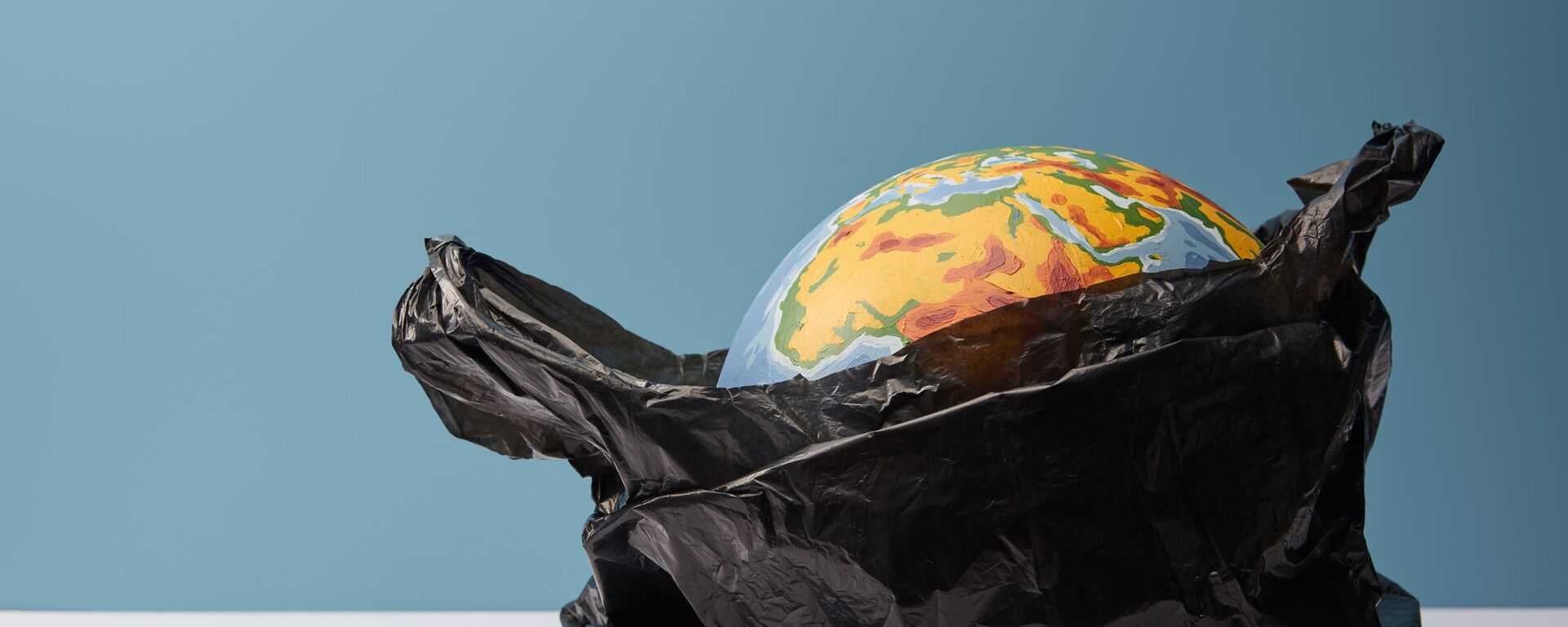 Quả địa cầu trong túi polyetylen. - Sputnik Việt Nam, 1920, 23.08.2025