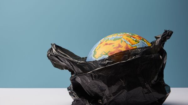 Quả địa cầu trong túi polyetylen. - Sputnik Việt Nam