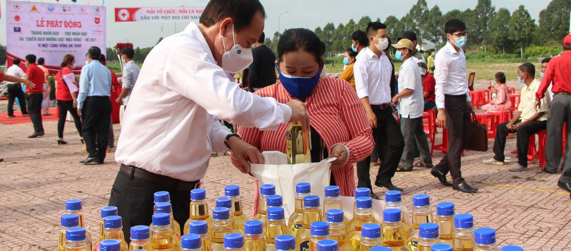 Bí thư Tỉnh ủy Hậu Giang Lê Tiến Châu trao nhu yếu phẩm cho các hộ có hoàn cảnh khó khăn tại Chợ Nhân đạo - Sputnik Việt Nam, 1920, 25.05.2021