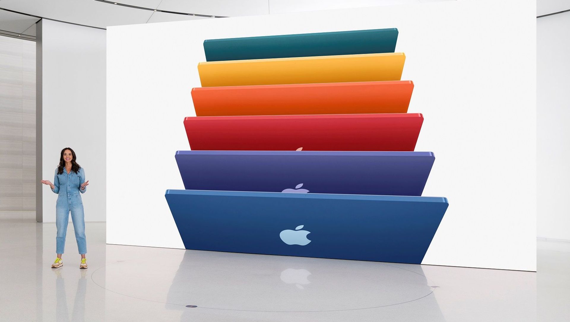 Một bất ngờ khác của sự ra mắt là iMac mới. Sản phẩm đi kèm M1 nổi bật với cấu trúc mỏng. IMac mới có 2 cổng sấm sét và 2 USB-C. Một bất ngờ khác của sự ra mắt là iMac mới. Sản phẩm đi kèm M1 nổi bật với cấu trúc mỏng. IMac mới có 2 cổng sấm sét và 2 USB-C. - Sputnik Việt Nam, 1920, 27.05.2021