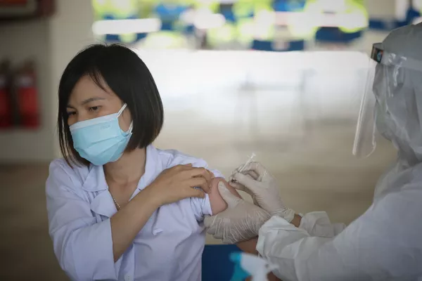 Tiêm vaccine phòng COVID-19 cho công nhân trong khu công nghiệp Tiêm vaccine phòng COVID-19 cho công nhân trong khu công nghiệp - Sputnik Việt Nam