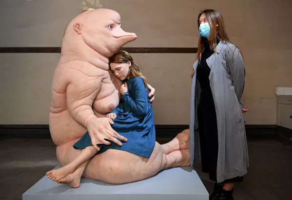 Tác phẩm sắp đặt của nghệ sĩ người Úc Patricia Piccinini ở Melbourne Tác phẩm sắp đặt của nghệ sĩ người Úc Patricia Piccinini ở Melbourne - Sputnik Việt Nam