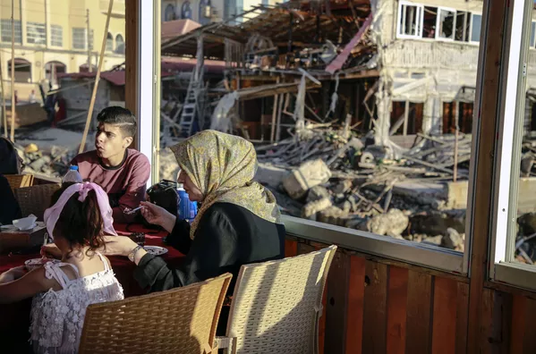 Người dân trên lãnh thổ của một ngôi nhà bị phá hủy ở Dải Gaza Người dân trên lãnh thổ của một ngôi nhà bị phá hủy ở Dải Gaza - Sputnik Việt Nam