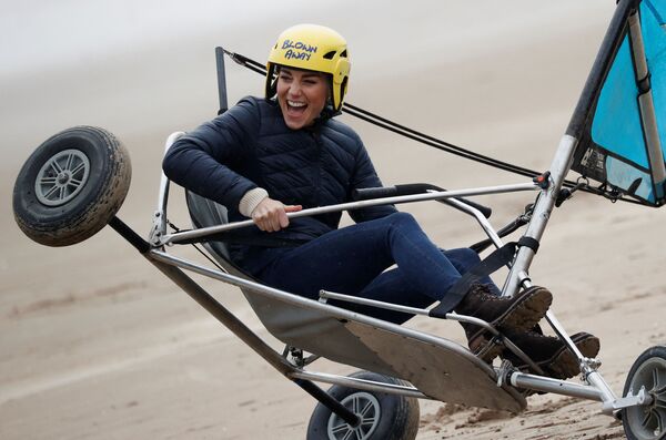 Kate Middleton thử nghiệm du thuyền trên cạn tại Bãi biển West Sands, Scotland - Sputnik Việt Nam