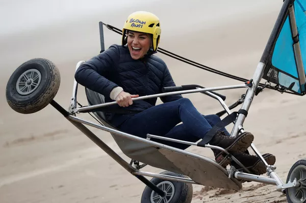 Kate Middleton thử nghiệm du thuyền trên cạn tại Bãi biển West Sands, Scotland Kate Middleton thử nghiệm du thuyền trên cạn tại Bãi biển West Sands, Scotland - Sputnik Việt Nam