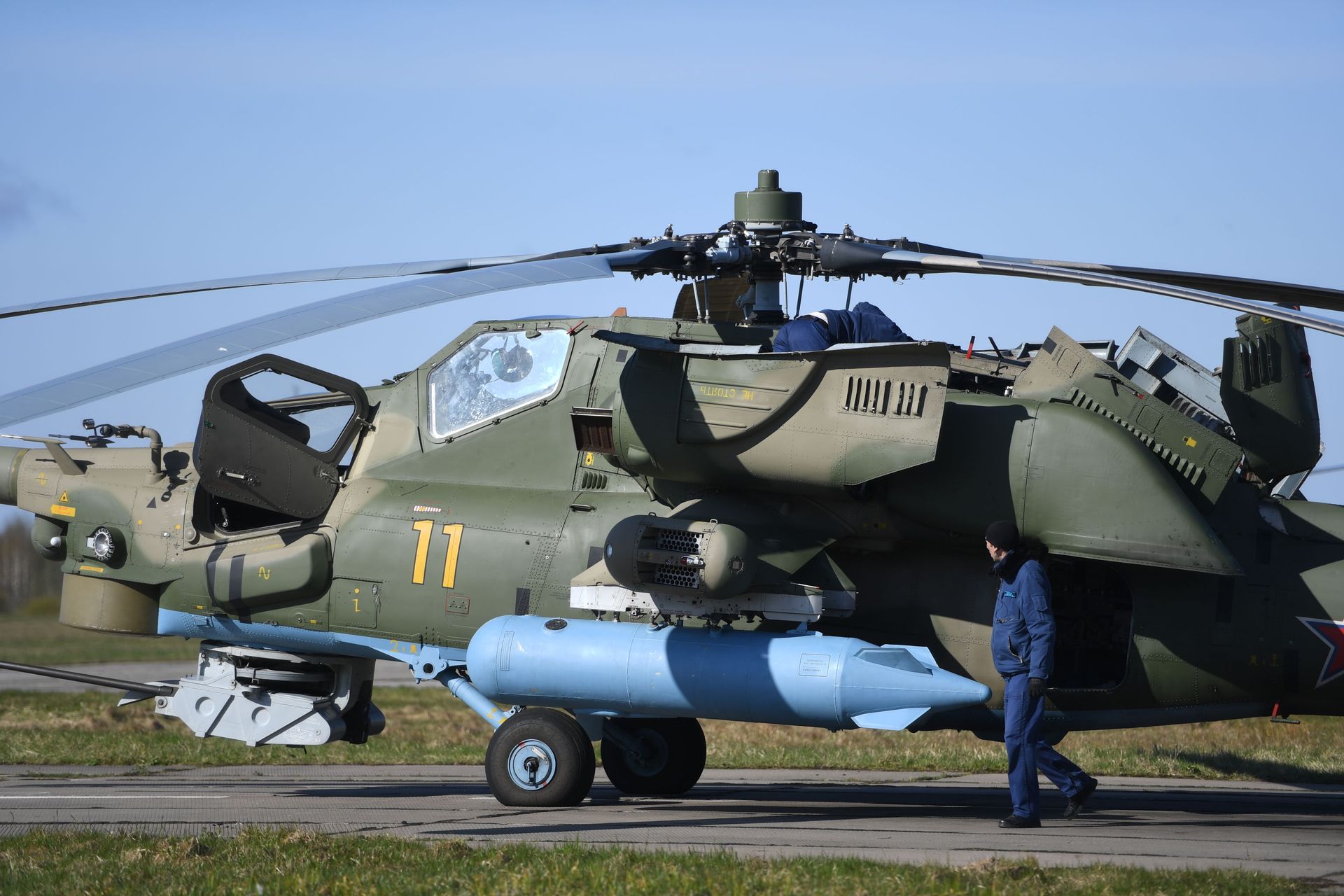 Kỹ thuật viên kiểm tra trang bị của trực thăng tấn công Thợ săn đêm Mi-28N. - Sputnik Việt Nam, 1920, 05.10.2021
