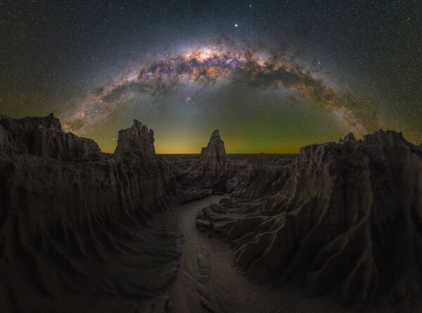 Bức ảnh 'Hang rồng' của Daniel Thomas Gum, top đầu cuộc thi 2021 Milky Way Photographer of the Year - Sputnik Việt Nam