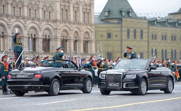 Bộ trưởng Quốc phòng Nga Sergei Shoigu (bên phải) và Tư lệnh trưởng Lục quân Oleg Salyukov tại lễ diễu binh ở Matxcơva kỷ niệm 76 năm Chiến thắng trong Chiến tranh Vệ quốc Vĩ đại  - Sputnik Việt Nam