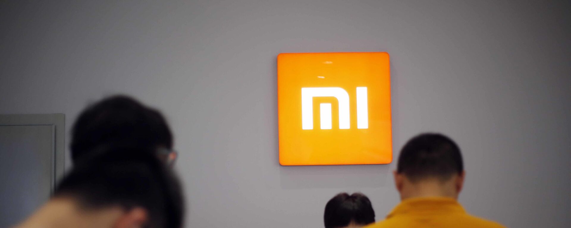 Người hàng mua thiết bị Xiaomi ở Thượng Hải, Trung Quốc. - Sputnik Việt Nam, 1920, 27.11.2021