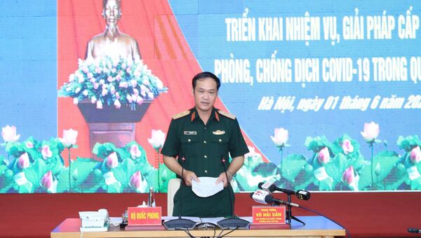 Trung tướng Vũ Hải Sản, Ủy viên Trung ương Đảng, Thứ trưởng Bộ Quốc phòng, Trưởng Ban Chỉ đạo phòng, chống COVID - 19 của Bộ Quốc phòng dự và chủ trì hội nghị. - Sputnik Việt Nam