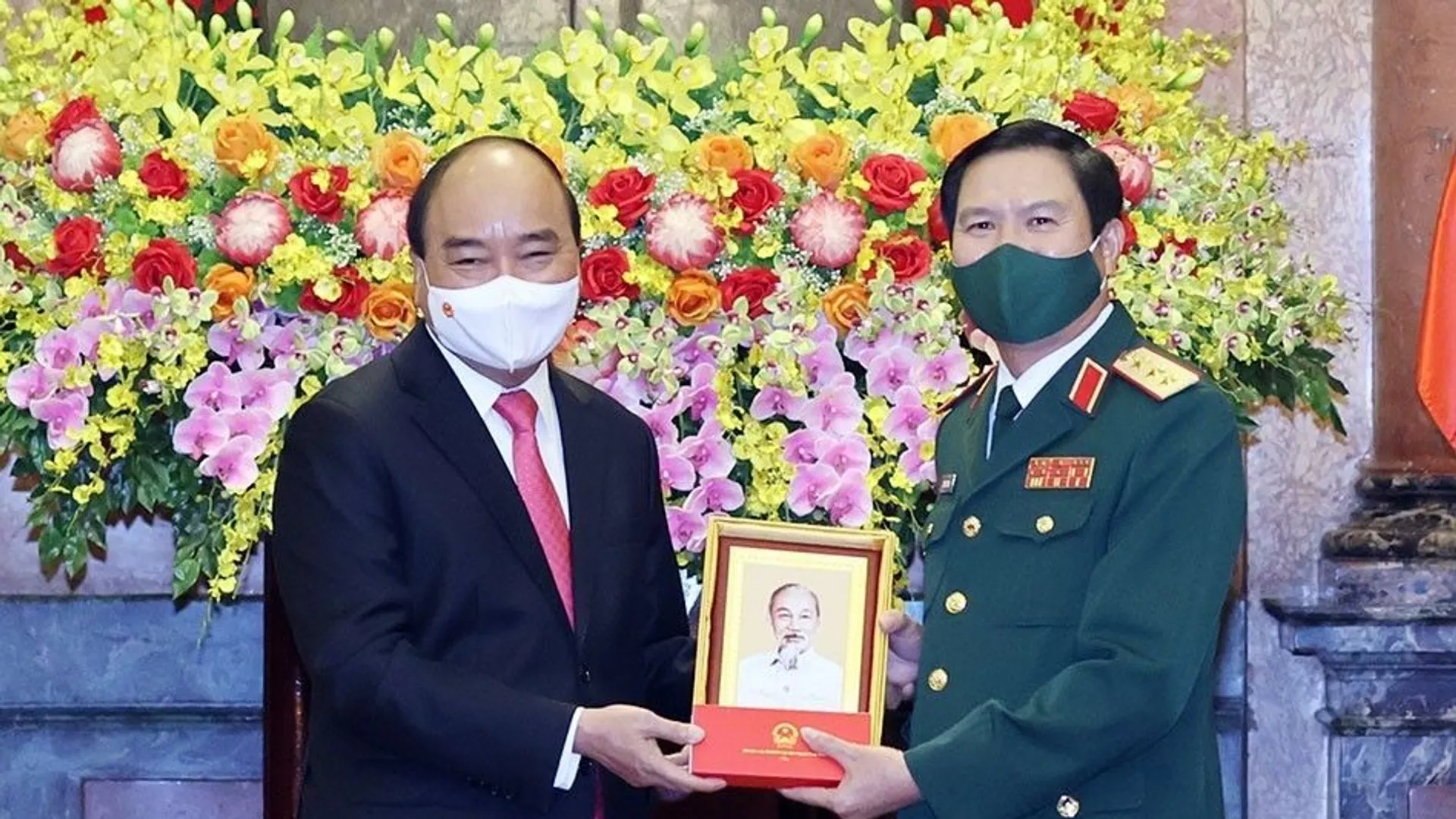 Chủ tịch nước Nguyễn Xuân Phúc tặng chân dung Chủ tịch Hồ Chí Minh cho Thượng tướng Nguyễn Tân Cương.