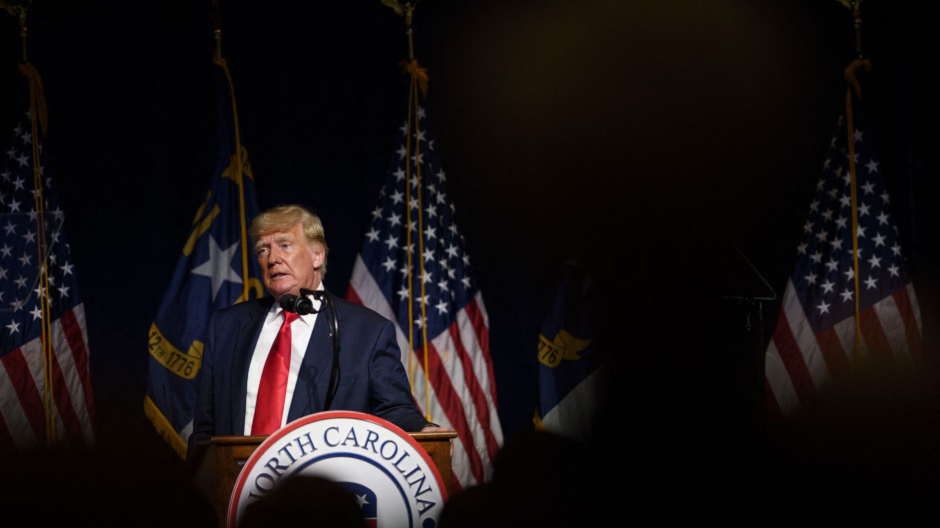 Cựu Tổng thống Hoa Kỳ Donald Trump phát biểu tại đại hội bang NCGOP vào ngày 5 tháng 6 năm 2021 tại Greenville, Bắc Carolina. Sự kiện này là một trong những lần xuất hiện cấp cao đầu tiên của cựu Tổng thống Mỹ Donald Trump kể từ khi rời Nhà Trắng vào tháng Giêng. - Sputnik Việt Nam, 1920, 03.04.2022