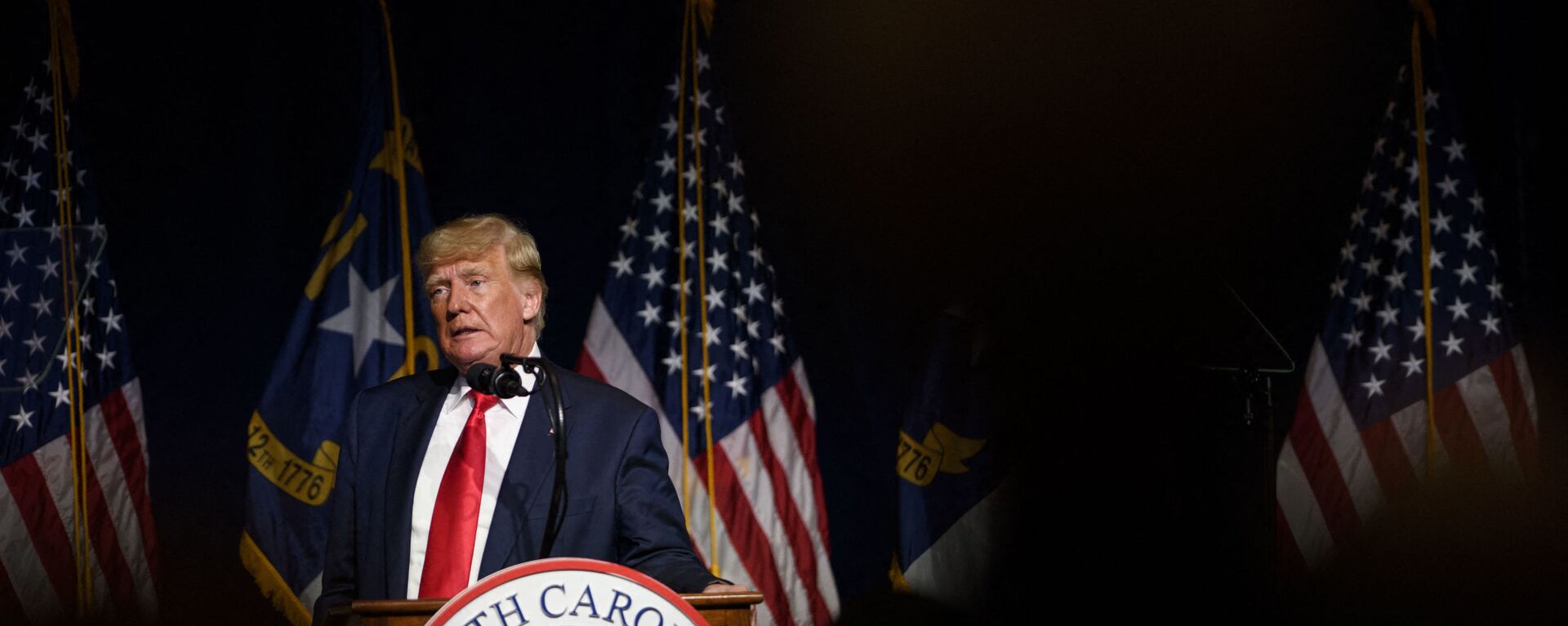 Cựu Tổng thống Hoa Kỳ Donald Trump phát biểu tại đại hội bang NCGOP vào ngày 5 tháng 6 năm 2021 tại Greenville, Bắc Carolina. Sự kiện này là một trong những lần xuất hiện cấp cao đầu tiên của cựu Tổng thống Mỹ Donald Trump kể từ khi rời Nhà Trắng vào tháng Giêng. - Sputnik Việt Nam, 1920, 03.04.2022