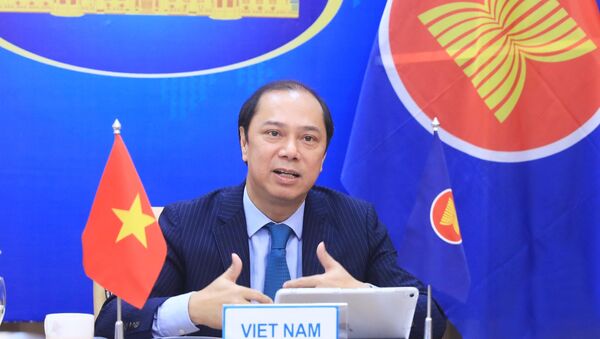 Thứ trưởng Bộ Ngoại giao Nguyễn Quốc Dũng, Trưởng SOM ASEAN Việt Nam đồng chủ trì Diễn đàn. - Sputnik Việt Nam