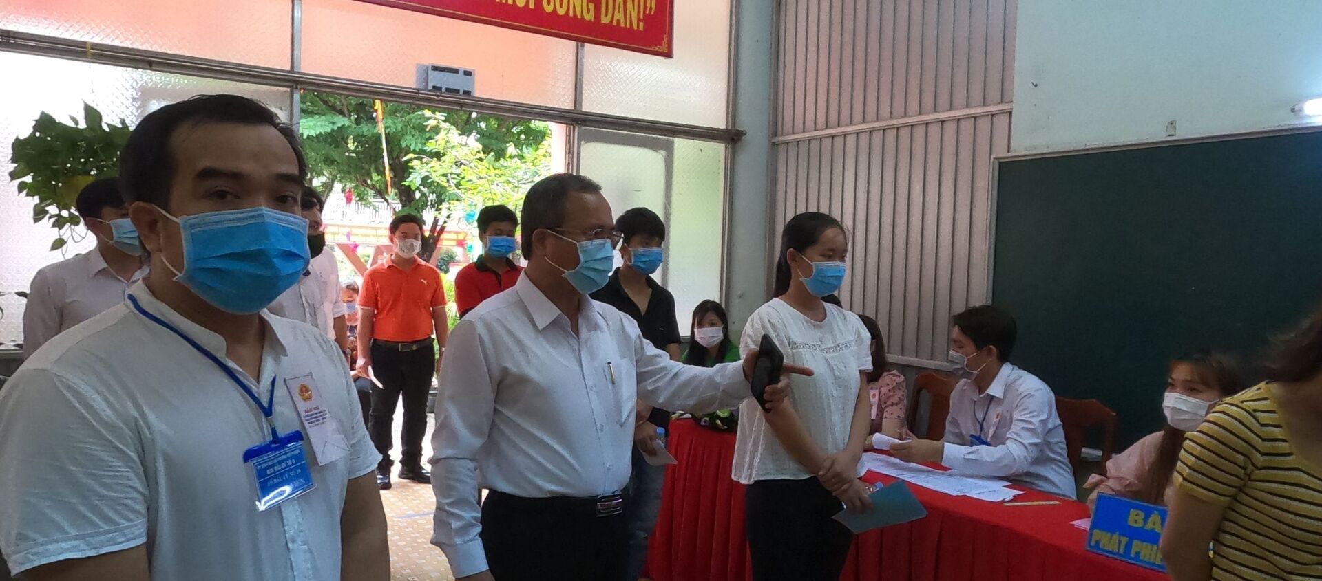 Bí thư Tỉnh ủy Bình Dương Trần Văn Nam kiểm tra các điểm bỏ phiếu. Bí thư Tỉnh ủy Bình Dương Trần Văn Nam kiểm tra các điểm bỏ phiếu. - Sputnik Việt Nam, 1920, 08.06.2021