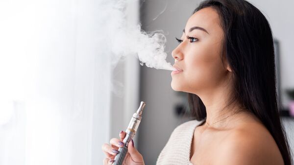 Cô gái châu á hút vape - Sputnik Việt Nam