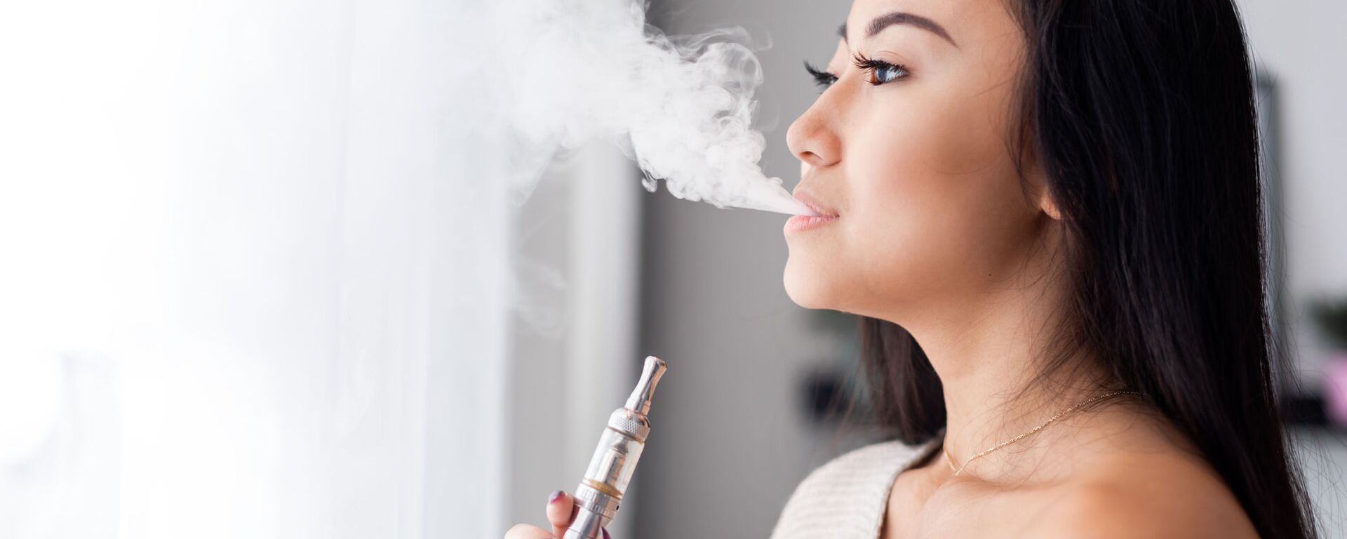 Cô gái châu á hút vape - Sputnik Việt Nam, 1920, 23.02.2022