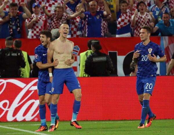 Các cầu thủ đội tuyển Croatia Ivan Perisic, Sime Vrsaljko và Marko Pjaca (từ trái sang phải) ăn mừng bàn thắng ghi được trong trận đấu vòng bảng Giải vô địch châu Âu UEFA 2016 giữa các đội tuyển quốc gia Croatia và Tây Ban Nha - Sputnik Việt Nam