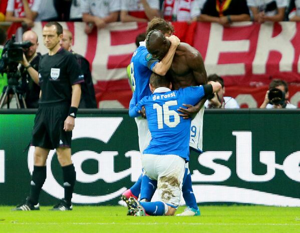 Các cầu thủ Ý Claudio Marchisio và Daniele De Rossi (từ trái sang phải ở phía trước) chúc mừng Mario Balotelli với bàn thắng trong trận bán kết Giải vô địch bóng đá châu Âu UEFA 2012 giữa đội tuyển quốc gia Đức và Ý - Sputnik Việt Nam