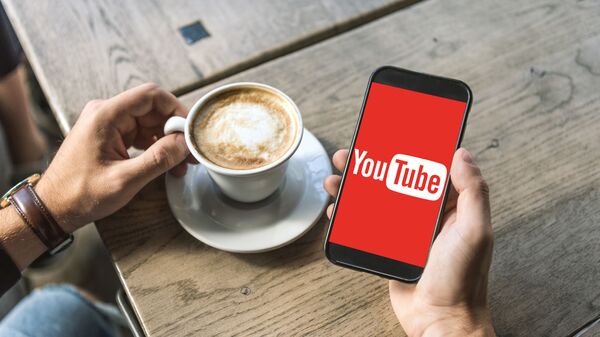 Điện thoại thông minh có logo YouTube và cốc cà phê - Sputnik Việt Nam