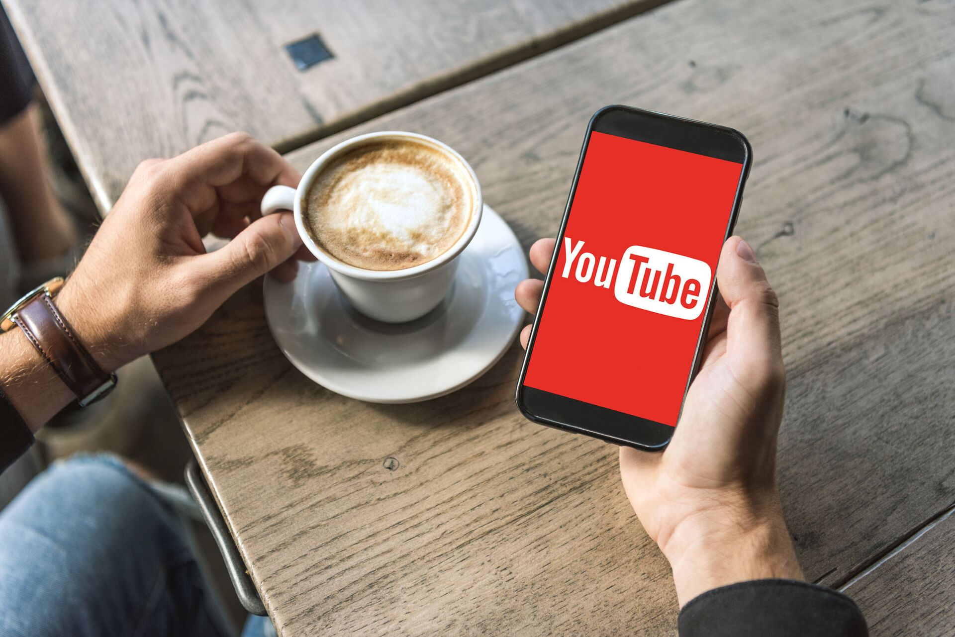 Смартфон с логотипом YouTube и чашка кофе - Sputnik Việt Nam, 1920, 16.10.2024