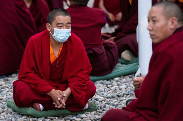 Sinh viên nghỉ giải lao giữa các giờ học tại Học viện Phật giáo ở làng Zhedui, Tây Tạng - Sputnik Việt Nam