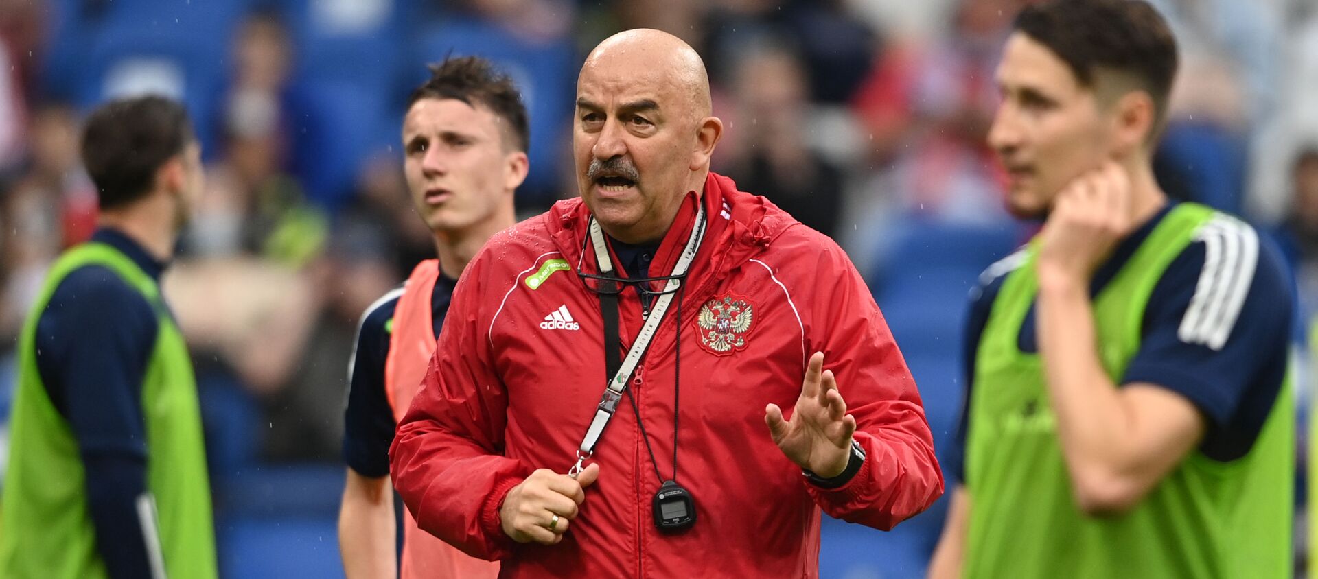 Huấn luyện viên trưởng đội tuyển bóng đá quốc gia Nga Stanislav Cherchesov trong buổi tập mở trước thềm EURO 2020. - Sputnik Việt Nam, 1920, 01.07.2021