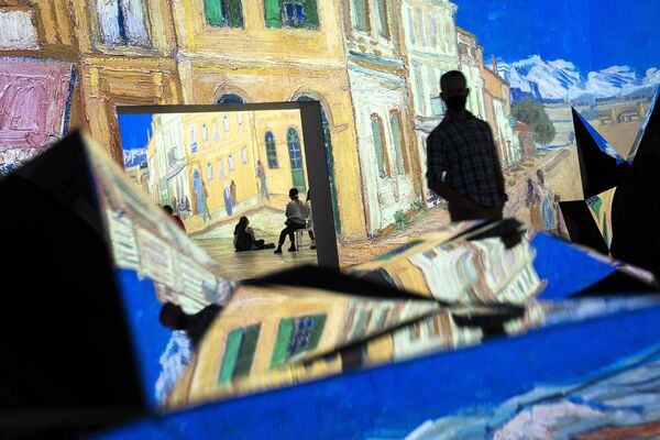 Khách tham quan triển lãm Nhập vai vào tranh Van Gogh ở New York, Mỹ - Sputnik Việt Nam