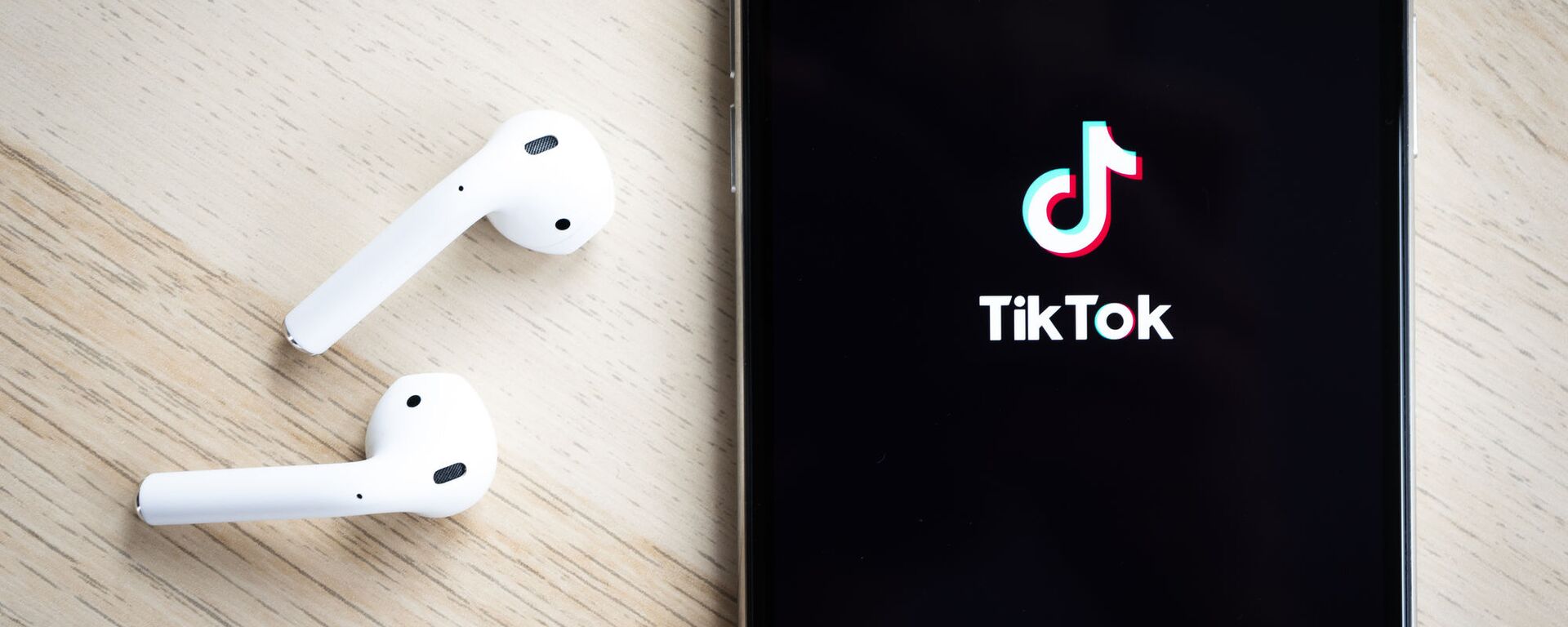 Biểu tượng ứng dụng TikTok trên màn hình Apple iPhone XS. - Sputnik Việt Nam, 1920, 09.06.2021