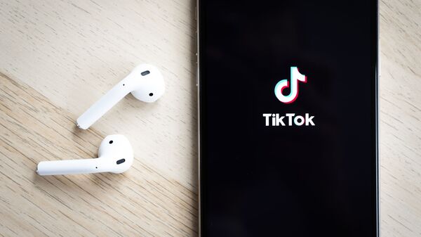 Biểu tượng ứng dụng TikTok trên màn hình Apple iPhone XS. - Sputnik Việt Nam